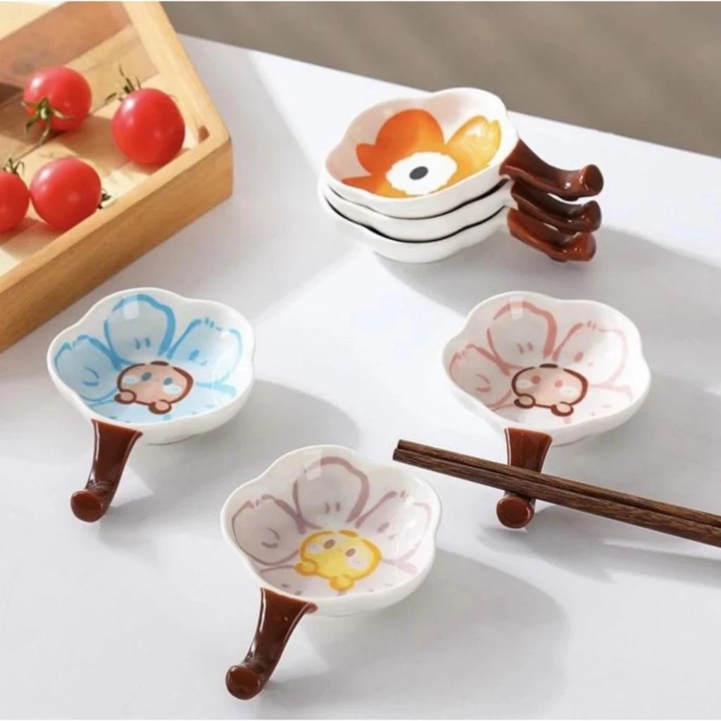 Chén Đựng Nước Chấm, Gia Vị Nhật Hình BÔNG HOA CÓ TAY CÂM - Bát Đựng Nước Chấm Bằng Sứ Cao Cấp Kết Hợp Gác Đũa Tiện Lợi