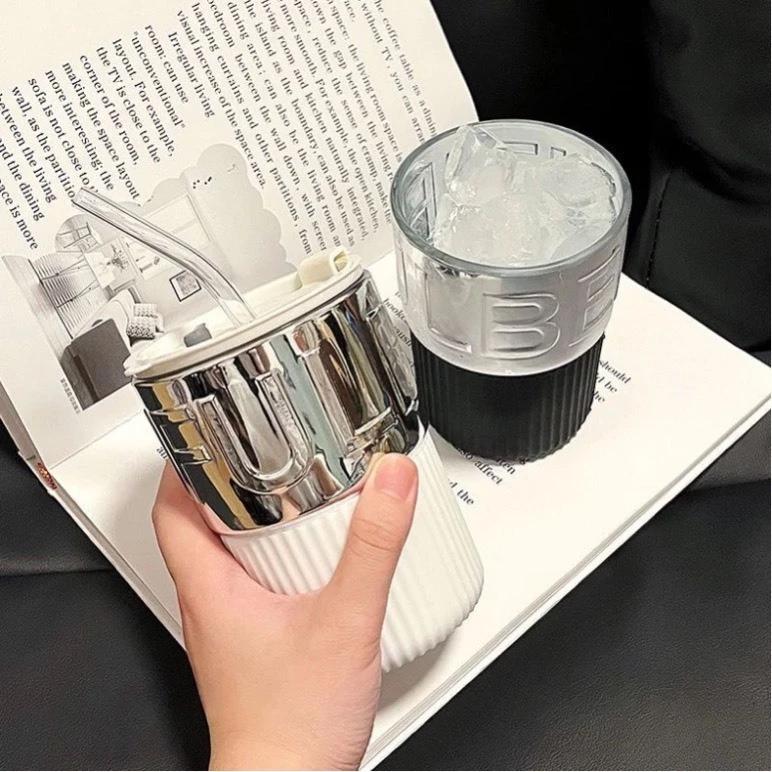Cốc Thủy Tinh Tráng Kim Loại Có bao Silicon cách nhiệt, nắp và ống hút silicon đi kèm 420ml mẫu mới
