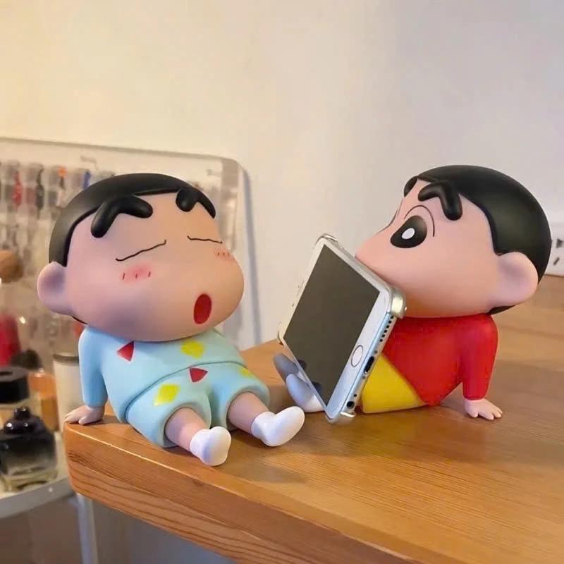 Giá đỡ điện thoại Shin, kệ để điện thoại cute Cậu bé Bút chì trang trí bàn học bàn làm việc