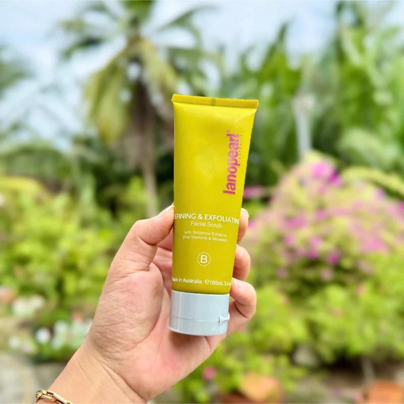 Kem tẩy trang và tẩy tế bào chết Lanopearl Refining & Exfoliating Facial Scrub 100ml