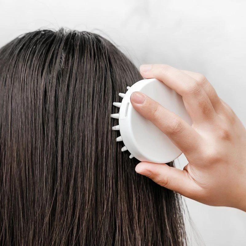 Lược gội đầu, massage da đầu tránh làm hư tổn tóc, giúp thư giản, gỡ rối tóc chất liệu silicon - LƯỢC TRẮNG