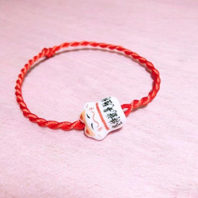 Mèo may mắn nhỏ, mini 1.5 cm, thần tài sứ maneki neko làm vòng tay chỉ đỏ, móc khóa dễ thương