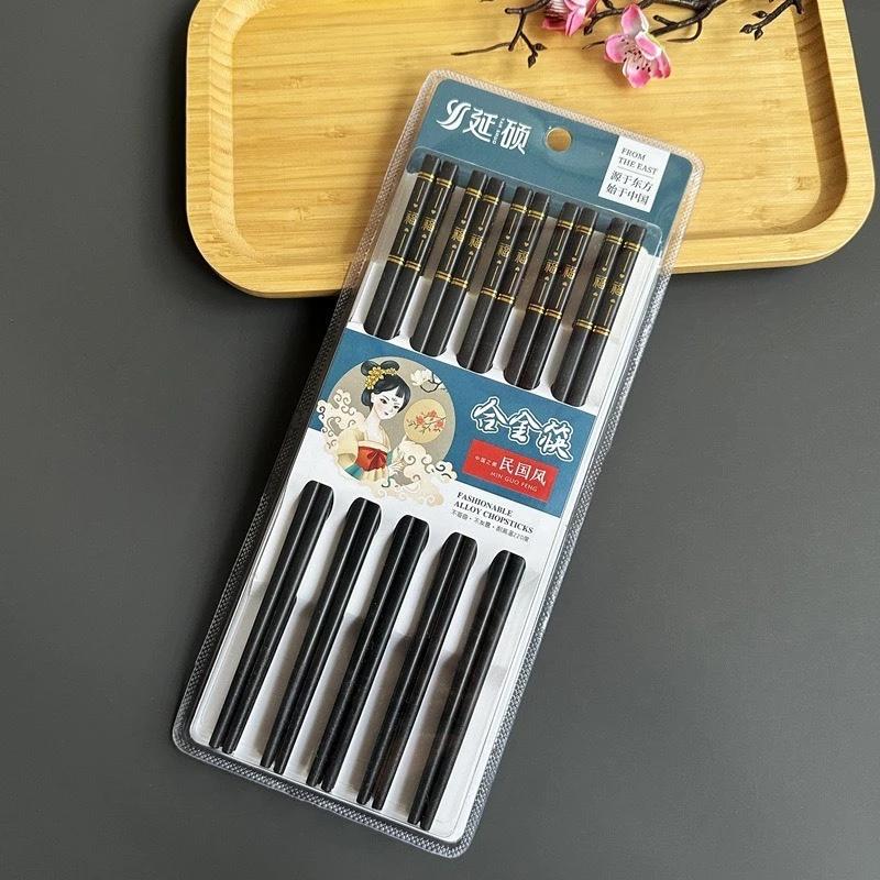Set 10 đôi đũa 3 sọc đen kháng khuẩn, đũa nhựa chống nấm mốc, chịu nhiệt tốt, an toàn cho người sử dụng