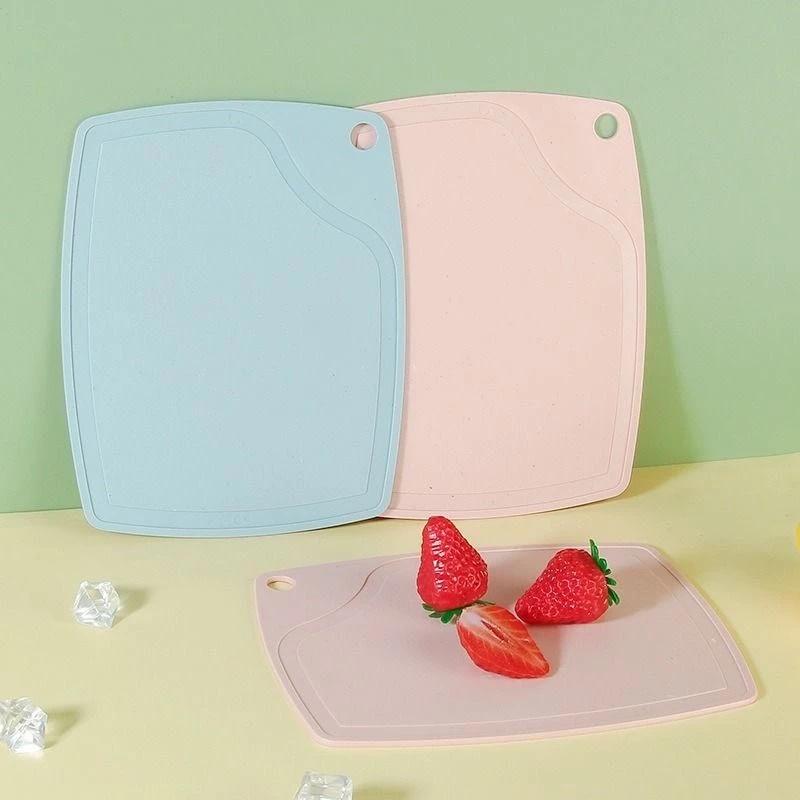 Thớt nhựa lúa mạch màu pastel chống ẩm mốc có móc treo tiện lợi 15.5x19.3cm