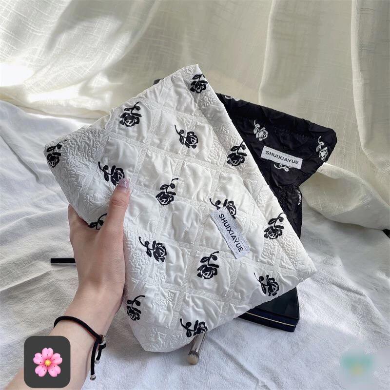 Túi đựng mỹ phẩm, túi đựng đồ trang điểm in hoạ tiết hoa hồng có khoá kéo